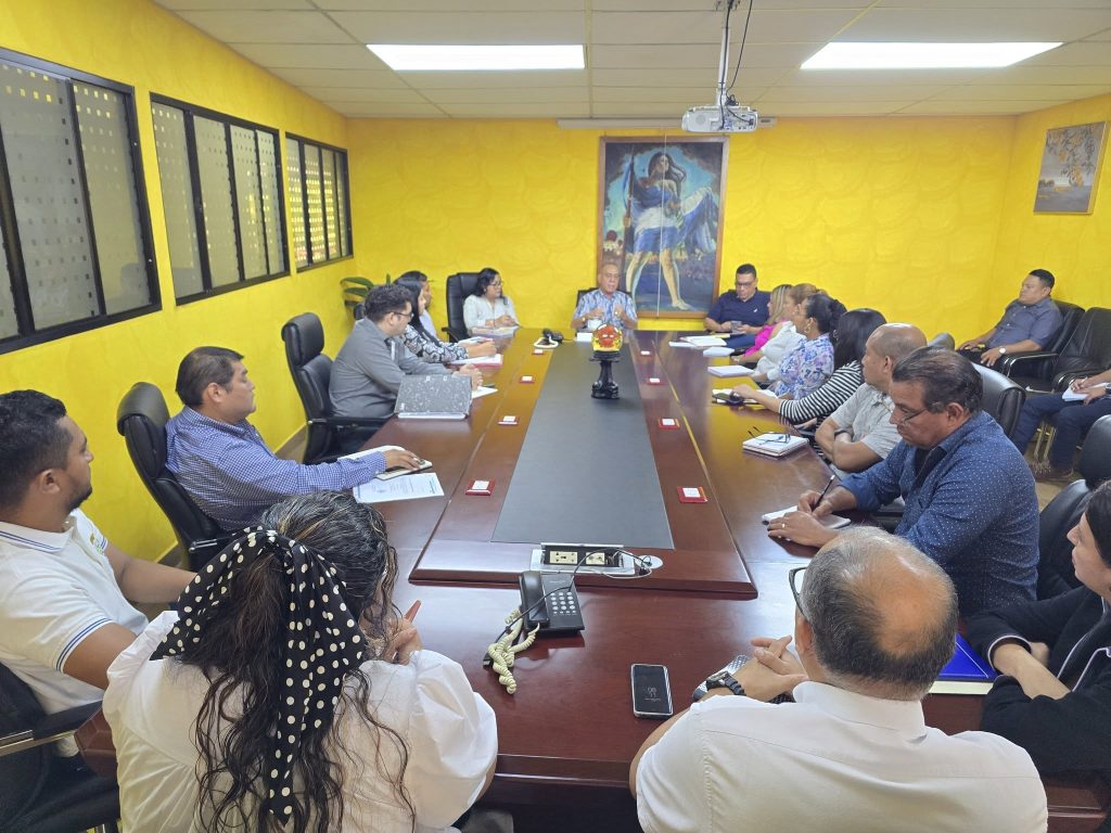 Alcalde Salvador Menéndez refuerza coordinación institucional para mejorar servicios a la población